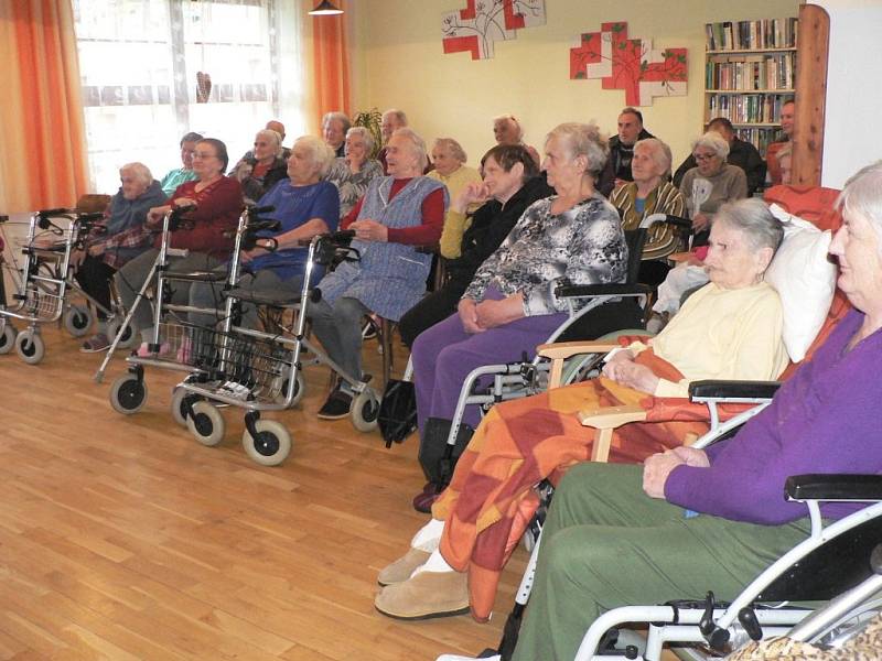 Kouzelnické vystoupení v pacovském Domově seniorů.