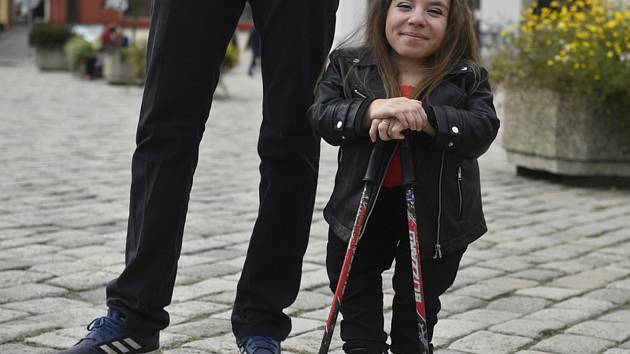 Monika Šimků z Klobuk na Kladensku, která měří 93 centimetrů, se nechala zapsat do České knihy rekordů jako nejmenší žena Česka.
