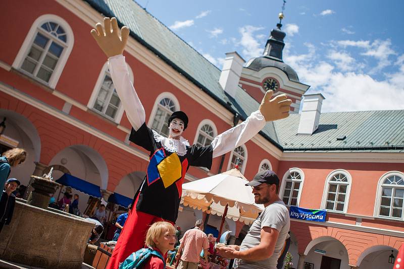 Hračkobraní, festival hraček z přírodního materiálu na zámku v Kamenici nad Lipou.