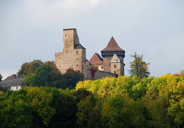 Střechy hradu Lipnice potřebují opravy, šindel pokládají horolezci