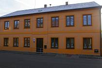 Školka v Horní Vsi je zvenku opravená a vevnitř je zdobená pestrými malbami. 