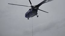 Rekuperační jednotky dopravil na střechu nové haly Agrostroje vrtulník.