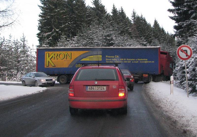 Nehoda kamionu při výjezdu z D1