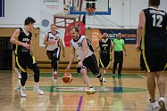 Basketbalový zápas oblastního přeboru mezi BK Sojky Pelhřimov (v bílém) a Sršni Písek. Od nové sezony budou Sojky hrát první ligu.