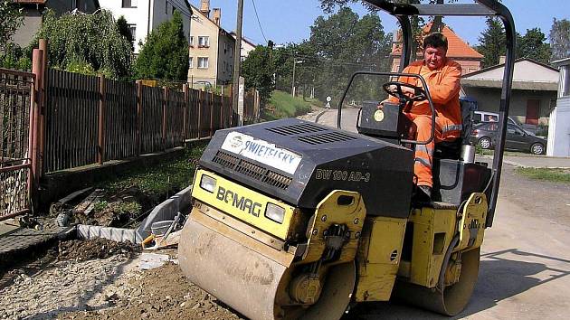 Práce v Dobré Vodě u Pelhřimova se naplno rozběhly začátkem minulého týdne. V současné době pracovníci stavební firmy Swietelsky začali opravovat první část silnice u vlakového nádraží a ve středu došlo i na chodníky podél tohoto úseku.