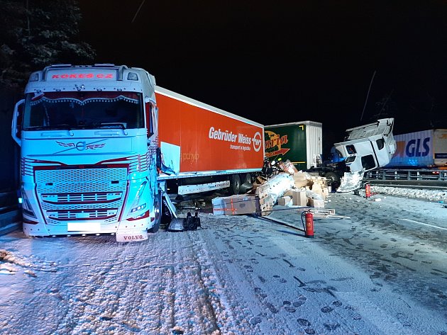 FOTO: Noční nehoda kamionů u Humpolce blokuje dálnici D1. Jeden řidič zemřel