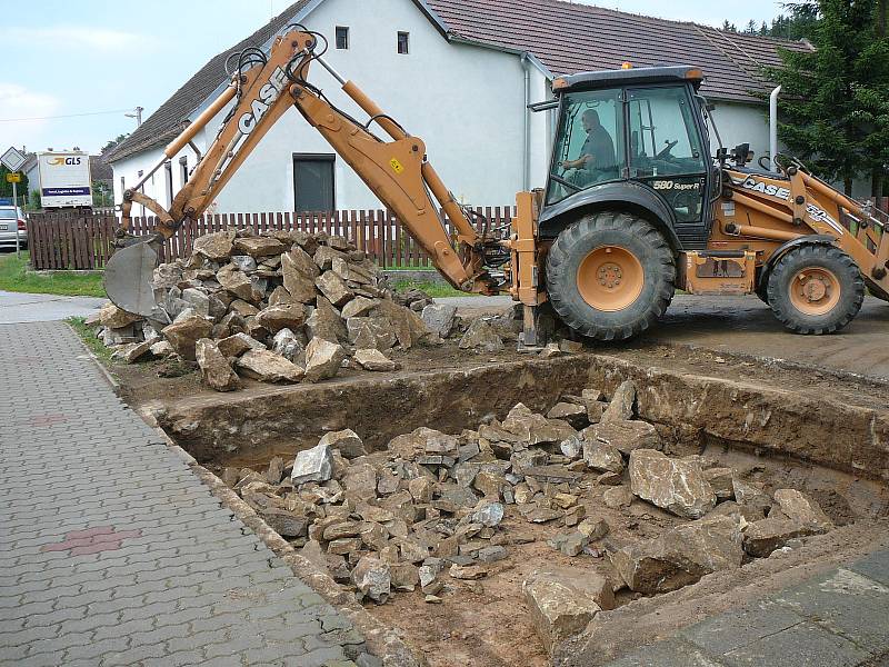 Památník a prostor kolem něj bude v Bohdalíně zářit novotou.