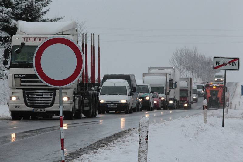 Silnici z Jihlavy do Pelhřimova se po středeční ranní nehodě u Olešné, která musela být už od Pelhřimova v celém úseku uzavřena, podařilo zprůjezdnit před desátou hodinou dopolední. Desítky kamionů vypovídaly o délce kolony, která se za místem dopravní ne