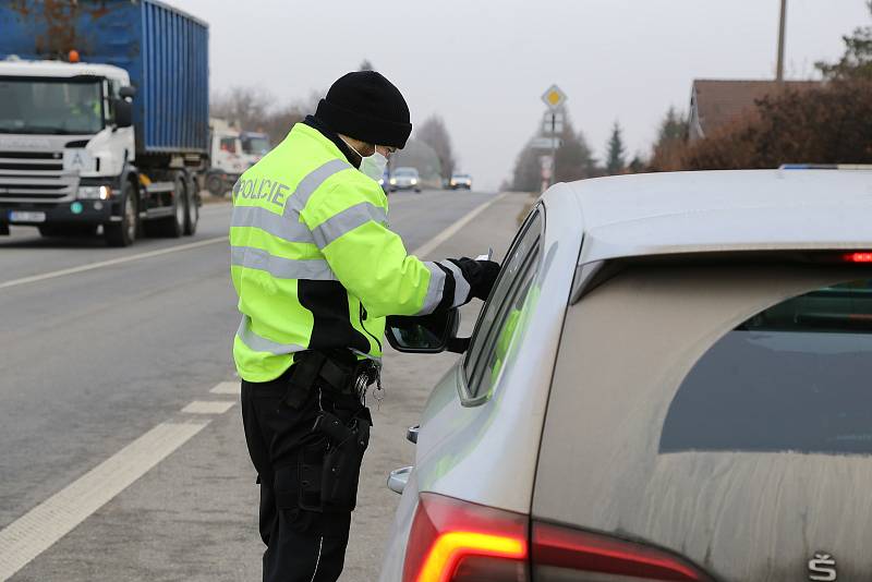 Aktuálně platná opatření, která se týkají volného pohybu osob mezi okresy, kontrolovali policisté také ve Vodné na Pelhřimovsku, kde jsou také hranice kraje.