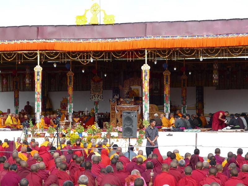 Buddhistická slavnost v letním sídle Dalajlámy asi 10 kilometrů od Lehu. Dalajláma sedí na vyvýšeném místě uprostřed fotografie