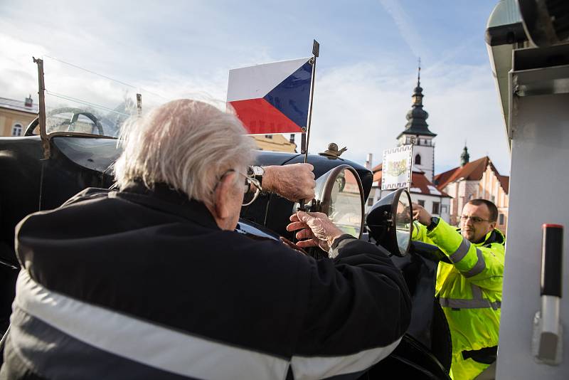 Emil Příhoda se se svojí sbírkou čítající 100 automobilů značky Praga zapsal do České databanky rekordů.