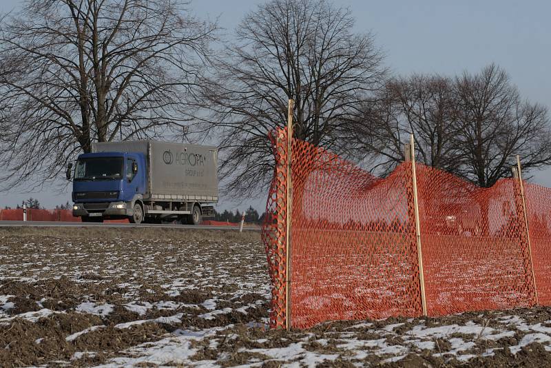 Ještě v úterý 6. února zůstávaly plastové oranžové zásněžky u Leskovice "bez práce". Také je nejspíš "zaměstná" ohlášené sněžení ze středy na čtvrtek.