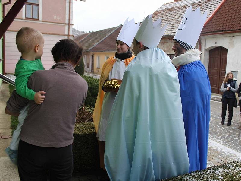 Sobotní tříkrálový průvod směřoval do kostela.