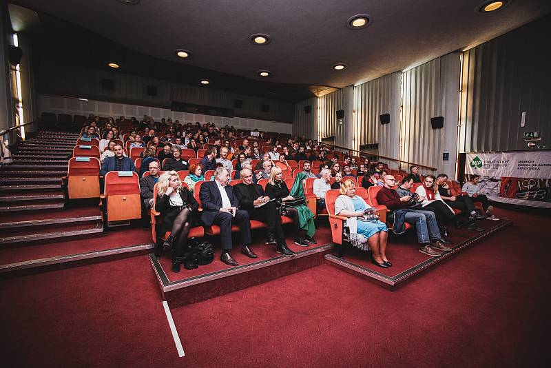 Slavnostní zahájení s úvodní projekcí a následnou besedou ve čtvrtek 5. dubna v pelhřimovském kině Vesmír.