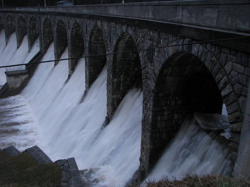 Voda ze Sedlické přehrady okolo čtvrteční osmnácté hodiny tekla přes okraj. 