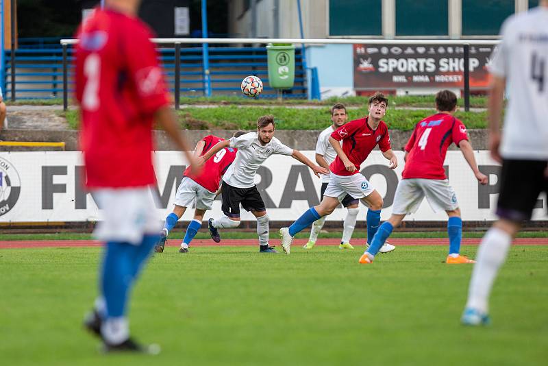 Šlágr 5. kola letošního ročníku krajského přeboru Vysočiny mezi fotbalisty Pelhřimova (v bílých dresech) a Slavoje Polná skončil jasnou výhrou prvně jmenovaných.