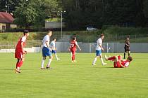 Fotbalisté Žirovnice (na ilustračním snímku v bílém) nezvládli v Tisu penaltový rozstřel a vypadli z krajského poháru.