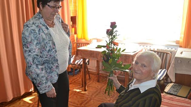 Ještě před rodinnou oslavou přijala Marie Rothová návštěvu z humpolecké radnice.  K jejím stým narozeninám jí popřála místostarostka města Lenka Bartáková.