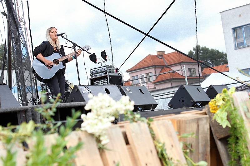 V areálu autobusového nádraží v Počátkách se během uplynulé soboty uskutečnil druhý ročník netradičního Open Air festivalu Design piknik.