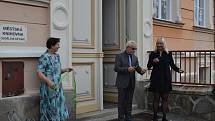 Slavnostního přestřihnutí pásky se ujal starosta Kamenice nad Lipou Ivan Pfaur s patronkou knihovny Alenou Ježkovou. Vlevo je Marie Zbudilová, knihovnice z dětského oddělení.