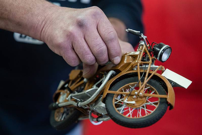 Modelář Václav Dohnalík vytvořil český rekord - Nejvíce vlastnoručně zhotovených papírových modelů historických motocyklů.