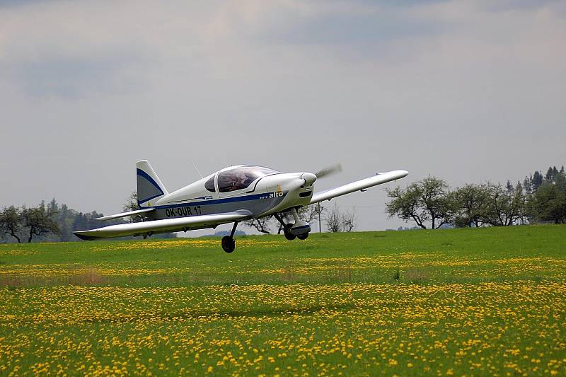 Setkání pilotů na letišti v Kejžlici