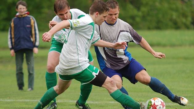 Fotbalisté Kamenice nad Lipou (ve světlejších dresech) mají na začátku přípravy problémy. V úvodních dvou herních testech utrpěli debakl a navíc se jim zranili dva klíčoví hráči. 