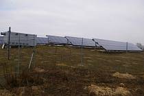 Fotovoltaická elektrárna na kopci u Křelovic.