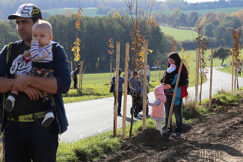 Rodiče sázeli stromky za své potomky poblíž Pelhřimova.