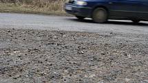 MILOTIČKY. Mezi Bácovicemi a Milotičkami se řidiči setkají s nekvalitní silnicí, která znepříjemňuje jízdu malebnou krajinou.
