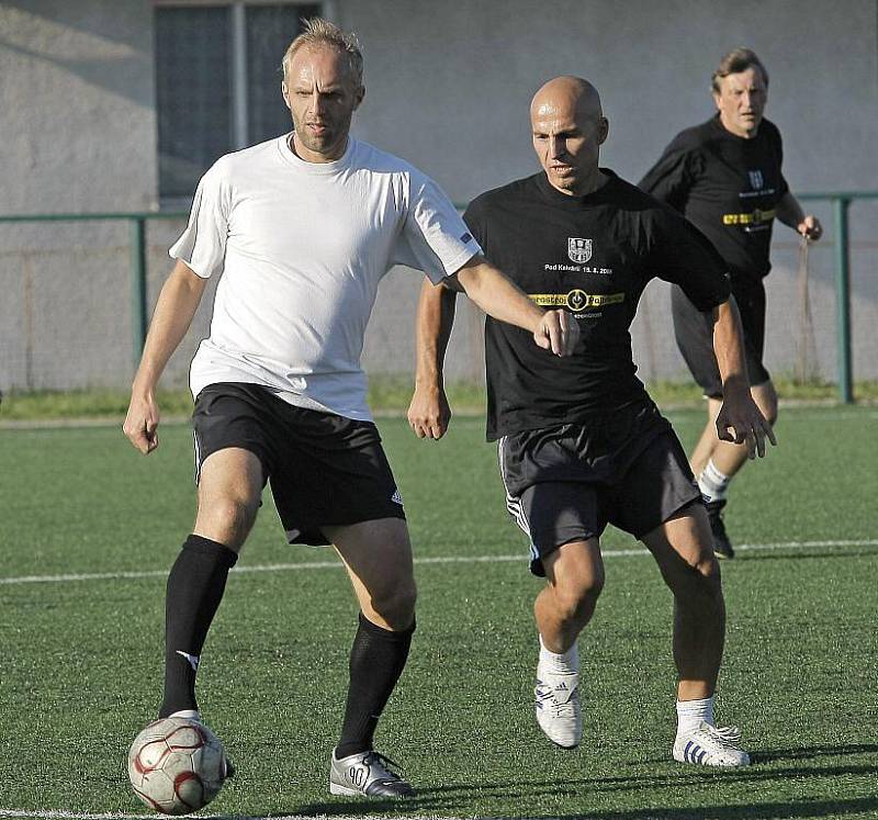 Zajímavé setkání bývalých hvězd pelhřimovského fotbalu se uskutečnilo ve čtvrtek večer na hřišti Za Kalvárií. I když šlo především o společenskou událost, jejímž hlavním cílem bylo setkání bývalých spoluhráčů, na hřišti se bojovalo více než urputně. 