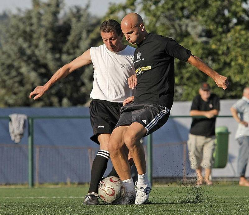 Zajímavé setkání bývalých hvězd pelhřimovského fotbalu se uskutečnilo ve čtvrtek večer na hřišti Za Kalvárií. I když šlo především o společenskou událost, jejímž hlavním cílem bylo setkání bývalých spoluhráčů, na hřišti se bojovalo více než urputně. 