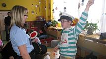 V rámci prodlouženého víkendu v Božejově navštívili nevidomé nebo částečně nevidomé děti pelhřimovští policisté. 