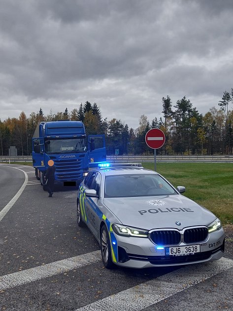 Zákaz předjíždění kamionů na vysočinské D1: kontroly odhalily pět přestupků