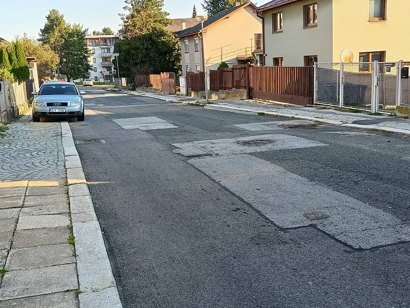 Mánesova ulice v Humpolci na Pelhřimovsku. Podle obyvatel potřebuje změnu jako sůl