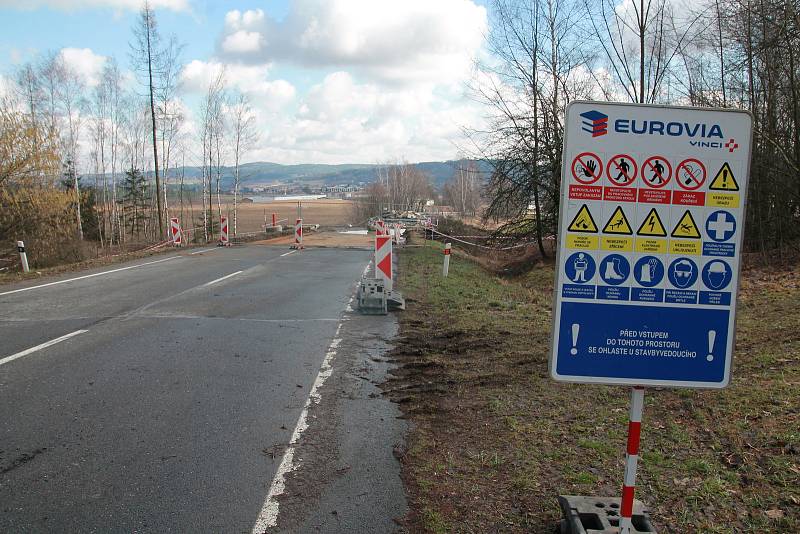 Kvůli dvěma zbouraným mostům přibyla v Humpolci a okolí řada dopravních značek a s nimi omezení.