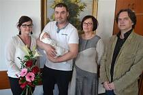 Veronika a František Moravcovi přinesli na humpoleckou radnici ukázat své první novorozeňátko.