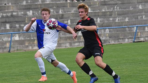 Fotbalisté juniorky Humpolce (v modrobílém) zdolali v dalším kole západní skupiny 1. A třídy Kostelec přesvědčivě 4:1. Výhra se však nerodila lehce.