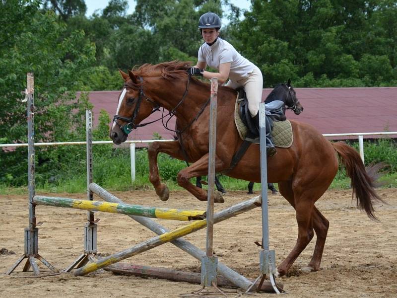 Studenti České zemědělské akademie se účastní také řady závodů včetně Ligy škol. Snímek je z výuky jízdy na koni.