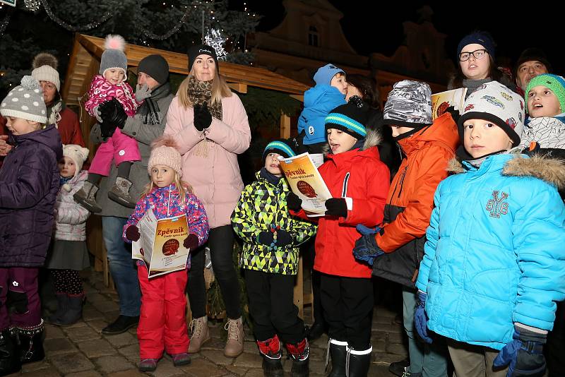 Česko zpívá koledy na Masarykově náměstí v Pelhřimově.