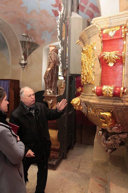 Zrestaurovaná kazatelna je zpět na svém místě v poutním kostele Nejsvětější Trojice na Křemešníku.