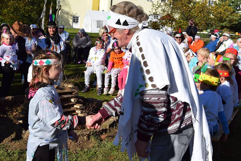 Indiánský podzim v Domově důchodců v Onšově.