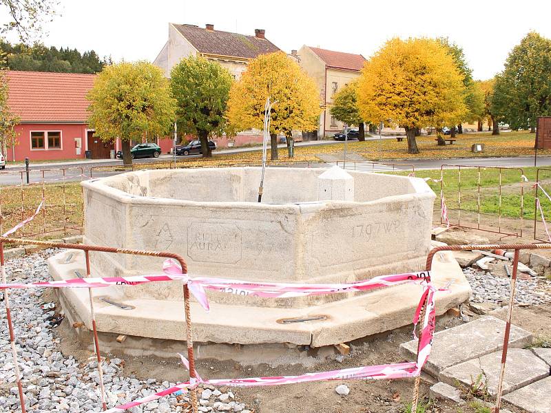 Zrestaurovaná kašna na náměstí v Nové Cerekvi.