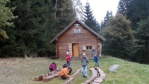 V polovině října již počtrnácté pomáhalo pelhřimovské Středisko ekologické výchovy Mravenec ve spolupráci  s Lesy České republiky přírodě. 