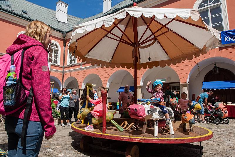 Hračkobraní, festival hraček z přírodního materiálu na zámku v Kamenici nad Lipou.