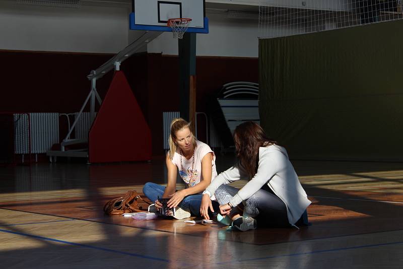 Beachvolejbalistiky Markéta Sluková Nausch a Barbora Hermanová na Základní škole Osvobození v Pelhřimově.