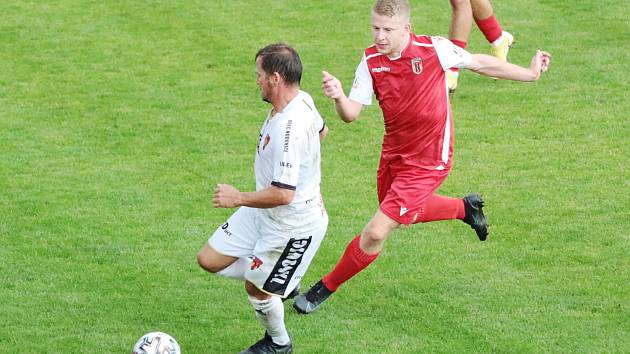 Na podzim se fotbalistům TJ Dálnice Speřice (v červeném), nedařilo zle. Body však sbírali pouze doma, to nyní chtějí vylepšit.