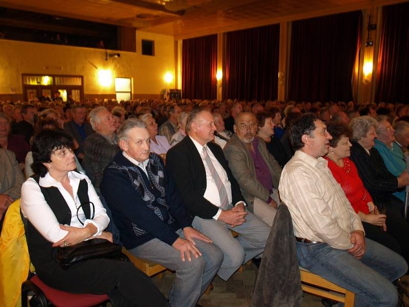 Dechovka Božejáci s legendou tohoto žánru Josefem Zímou vyprodala v sobotu večer sál kulturního domu v Častrově do posledního místečka.