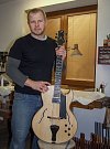 Kytarové unikáty vyrábí Hynek Pavlů z Božejova na Pelhřimovsku již pětadvacet let