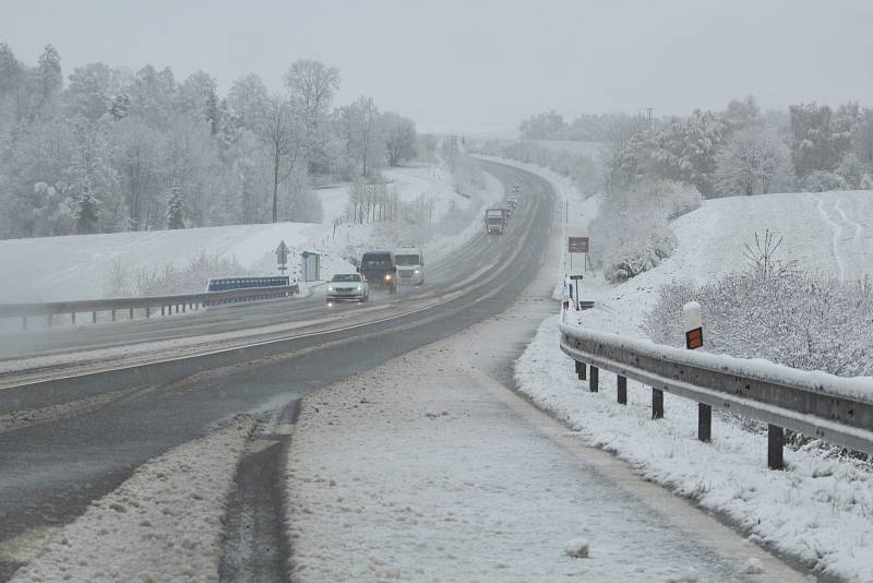 I takhle to pátek ráno vypadalo na Pelhřimovsku. Silnice ve směru od Kamenice nad Lipou na Pelhřimov poblíž Božejova.